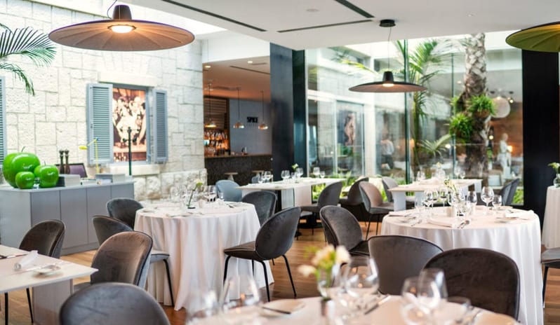 HOTEL BELLEVUE - VAPOR ROUND TABLE ARRANGMENT
